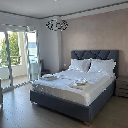 Hotel Demoli *
