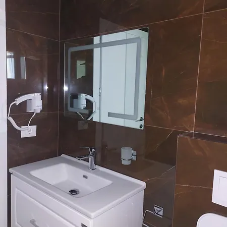 Hotel Demoli *