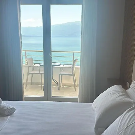 Demoli Hotell *