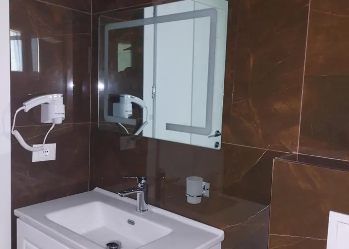 Hotel Demoli *