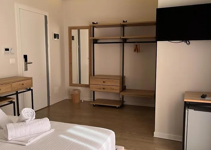 Demoli Hotel *